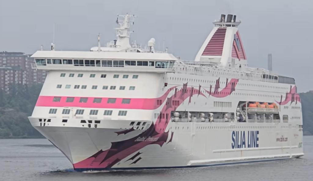 Baltic Princess passing Scandic Södra Kajen