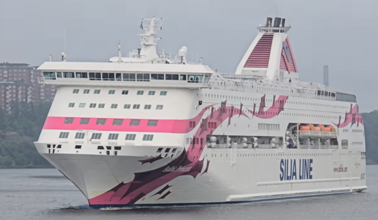 Baltic Princess passing Scandic Södra Kajen
